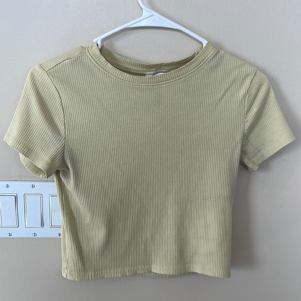 Light yellow short t shirt. Size medium